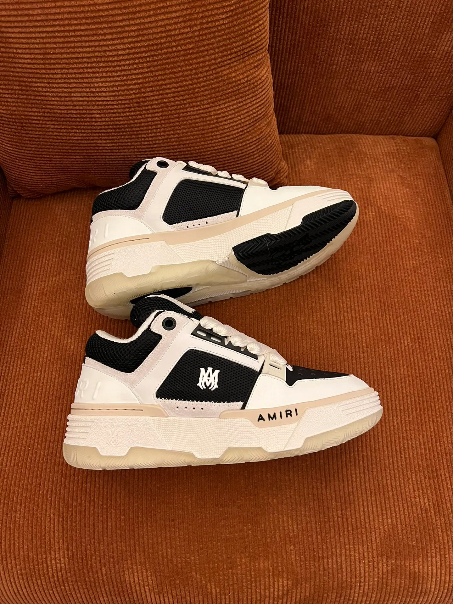 p620💰Men's shoes Amiri Emile's 2023 spring and summer new MA-1 bread shoes, couple models, casual sports shoes, sneakers Amiri gave up the rock punk style in the new season and used a large number of unsaturated colors, Morandi tones, whether you see or wear them, it will make people very happy. The large tongue of the bread shoes continues, shortens the length of the shoe body, thickens the midsole, and the toe part is more rounded. Amiri's brand letters and MA logo appear on the side of the shoe. Fabric: Original customized imported first-layer cowhide + mesh. Lining: Original customized breathable towel lining. Outsole. Foam combination material. Bottom thickness: 4CM. Size: Men's 39-45
